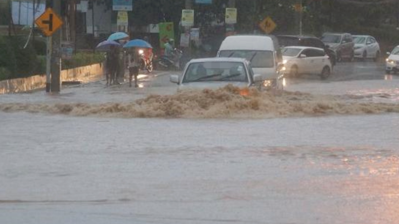 สภาพอากาศวันนี้ ฝนถล่มทุกภาค 55 จว.ระวังจมบาดาล ทะเลคลื่นสูงถึง 4 ม.