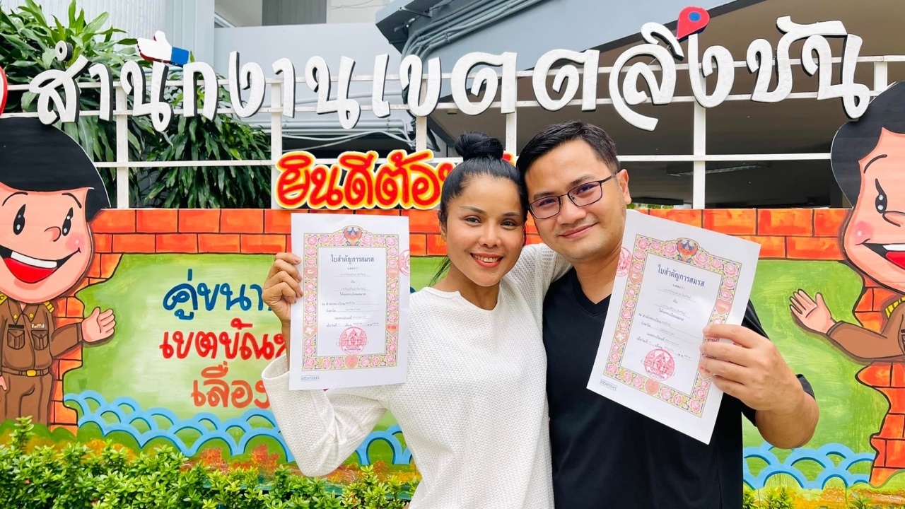 เจเน็ต เขียว ควงสามีจดทะเบียนสมรส หลังอยู่ด้วยกันมานาน 16 ปี