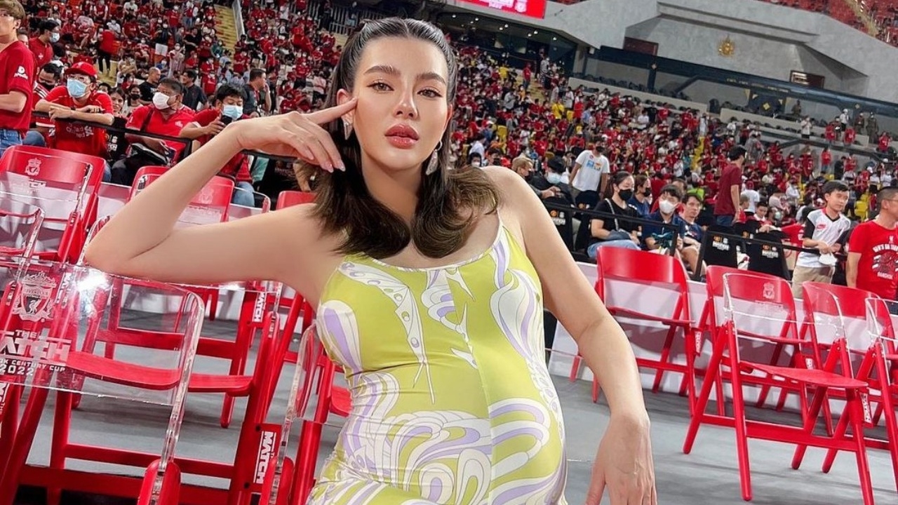 เด่นสุดในราชมัง ดิว อริสรา อุ้มท้องไปขอบสนามนั่งดูรอบซ้อมศึกแดงเดือด