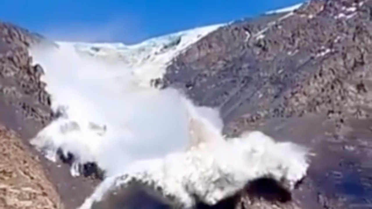 เสี่ยงตายถ่ายคลิป นาทีสุดตะลึง หิมะถล่มบนเขาเทียนซานในคีร์กีซสถาน