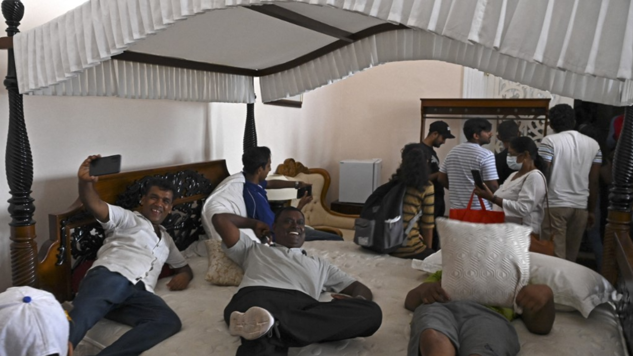 ผู้ประท้วงศรีลังกาประกาศปักหลักยึดทำเนียบต่อ จนกว่าปธน.-นายกฯ พ้นตำแหน่ง