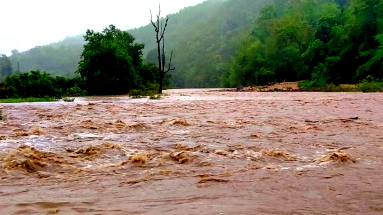 สภาพอากาศวันนี้ ฝนถล่มทุกภาค 63 จว.ระวังน้ำท่วม ทะเลคลั่งคลื่นลมแรง