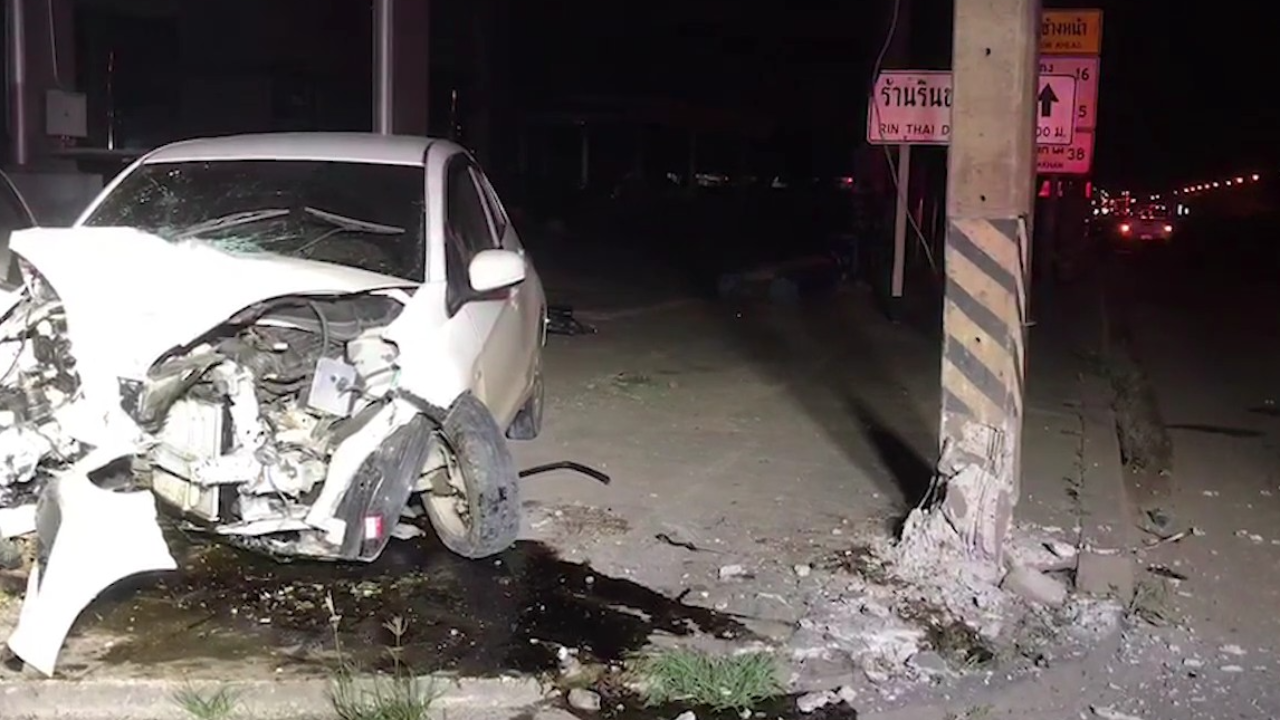เก๋งเสียหลัก ชนเสาไฟฟ้า สลด หนุ่มใหญ่คนขับตายคาซาก ตร.คาดวูบหลับใน