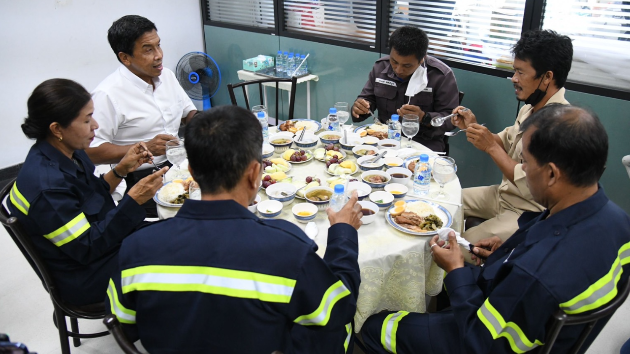 "ชัชชาติ" ทานอาหาร กับ 5 ลูกจ้าง เขตบางบอน พูดคุย สอบถามทุกข์-สุข 