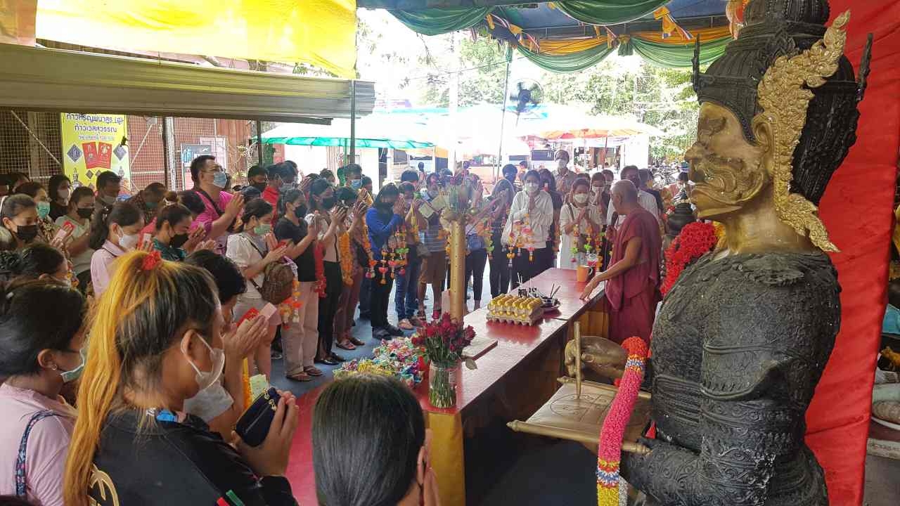 ส่อง "เลขเด็ด" ธูปมงคล งานบวงสรวง 5 มหาเทพ วัดสว่างฯ เสี่ยงโชค