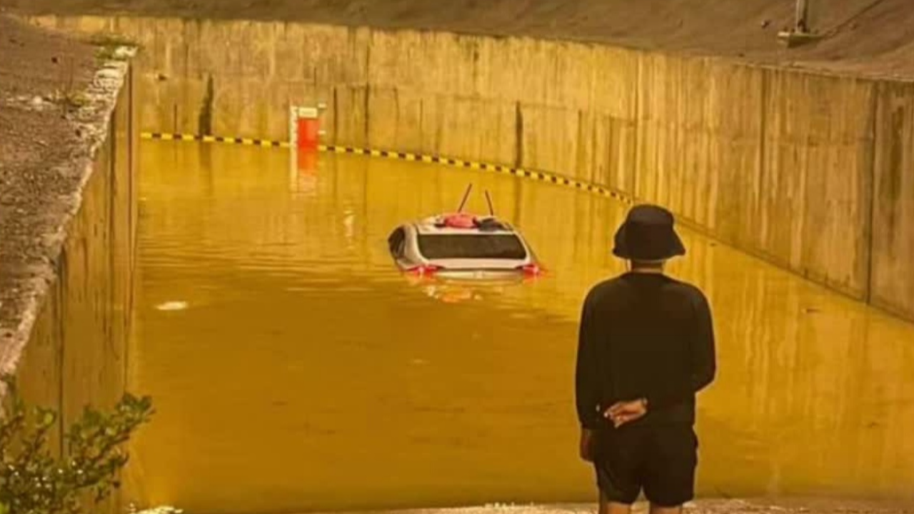 เกือบตาย ขับรถเข้าอุโมงค์ทางลอดรถไฟทางคู่ "บัวใหญ่" น้ำท่วมมิดคัน