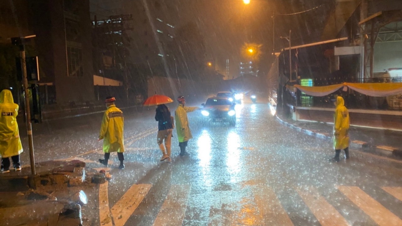 มทบ.11 นำกำลังพล สห.11 ลงช่วย ปชช.และอำนวยความสะดวกการจราจรช่วงฝนตกหนัก