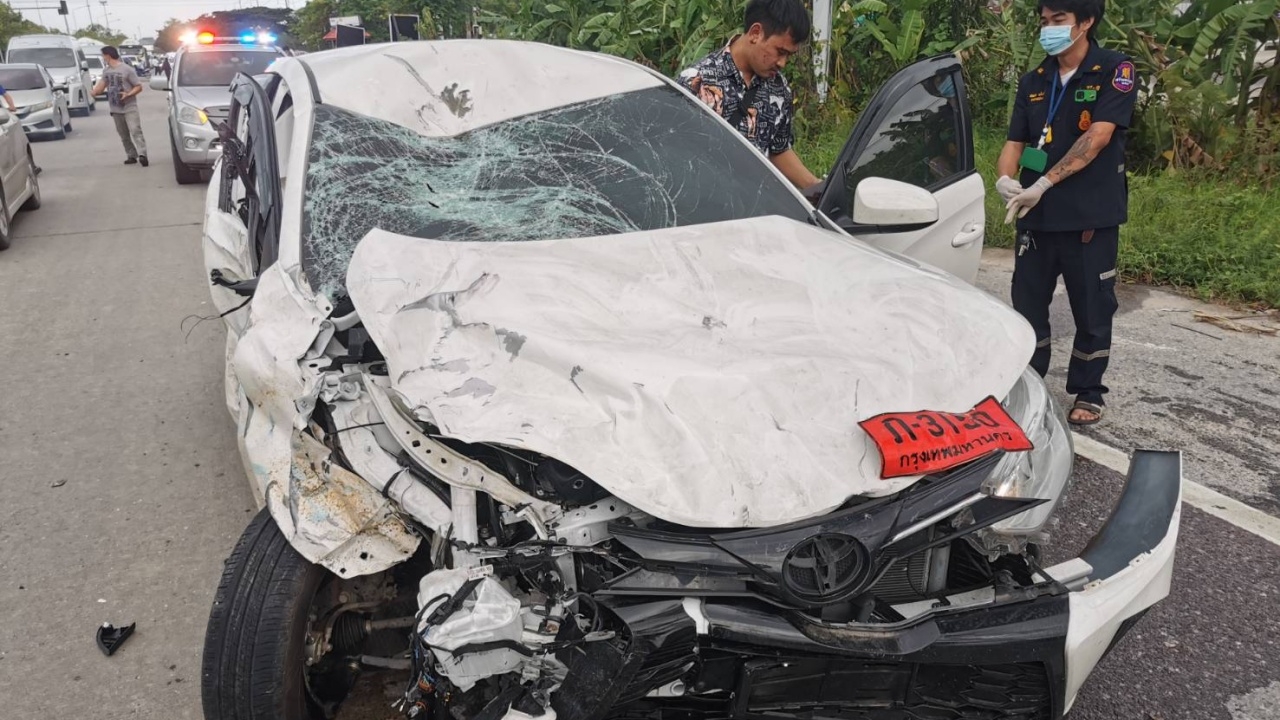 สลด หนุ่มซิ่งเก๋งฝ่าไฟแดงชนจยย.2 คัน ตาย 3 ศพ อ้างไม่ชินเส้นทาง