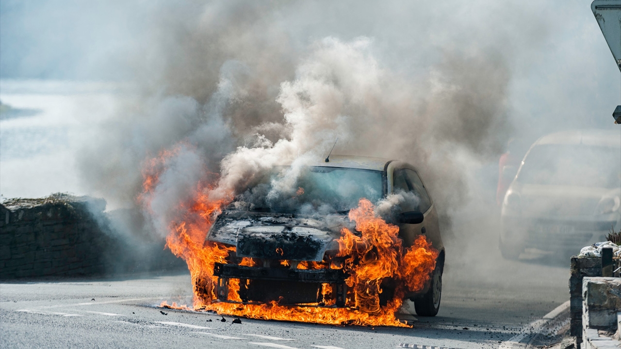 คิดไม่ถึง! ของธรรมดาอย่างสมาร์ทโฟน อย่าวางทิ้งไว้ในรถ ระวังไฟไหม้ไม่รู้ตัว