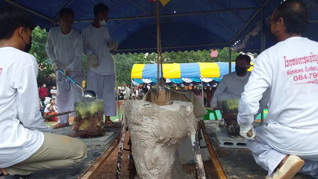 สานุศิษย์ร่วมเททองหลวงพ่อสบายใจ วัดป่าภูจันทร์หอม แถมส่องเลขเด็ดลุ้นโชค