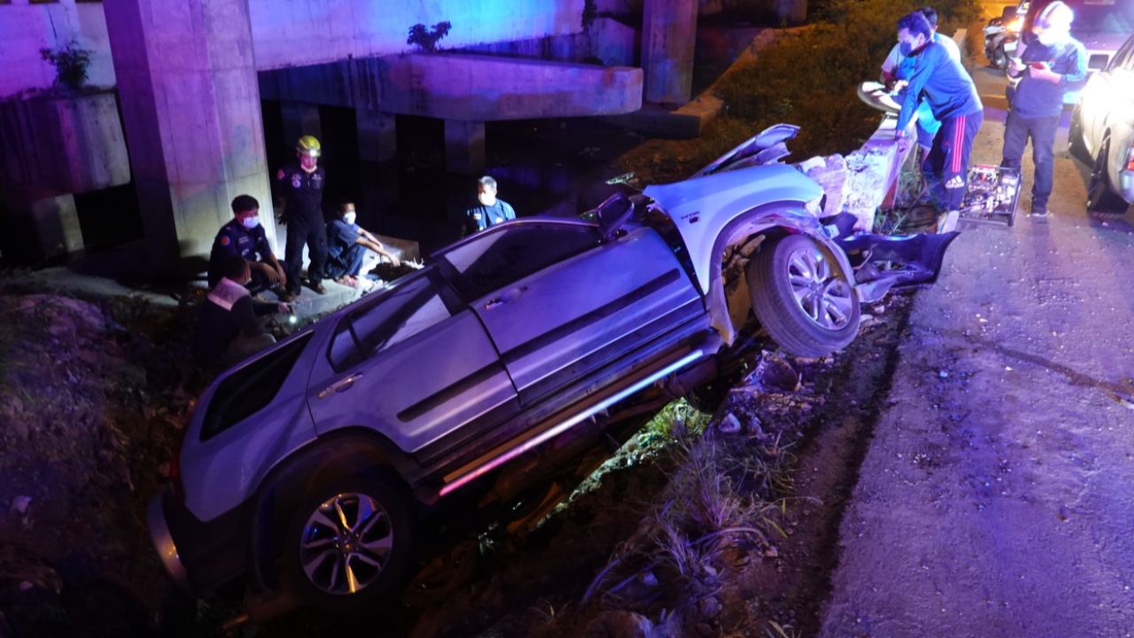 18 ล้อปาดหน้าซีอาร์วี หักหลบชนราวสะพาน ทหารตายคารถ 3 ศพ