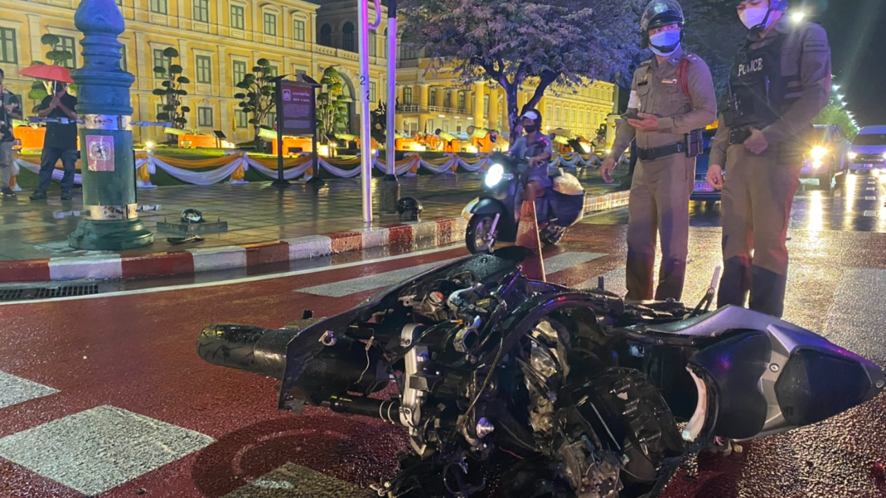 ผัวพาเมียขี่บิ๊กไบค์ พุ่งชนกำแพงวัดพระแก้ว ตายคาที่ 2 ศพ