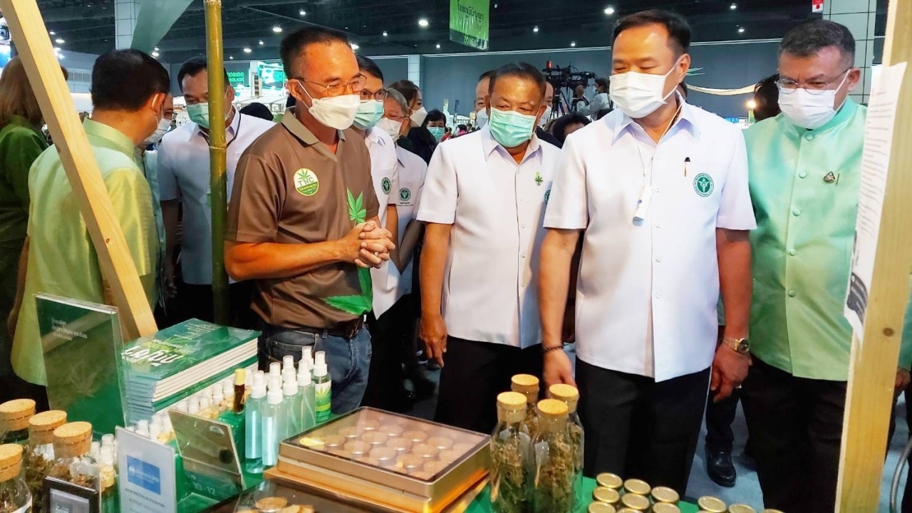 "อนุทิน" ร่วมงาน "มหกรรมสมุนไพรฯ" ปลื้มวิสาหกิจชุมชน สร้าง ศก.รากฐาน