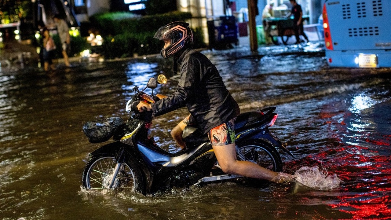 สภาพอากาศวันนี้ ฝนหนักทั่วไทย กทม.ตกร้อยละ 60 อ่าวไทย-อันดามันคลื่น 2-4 ม.