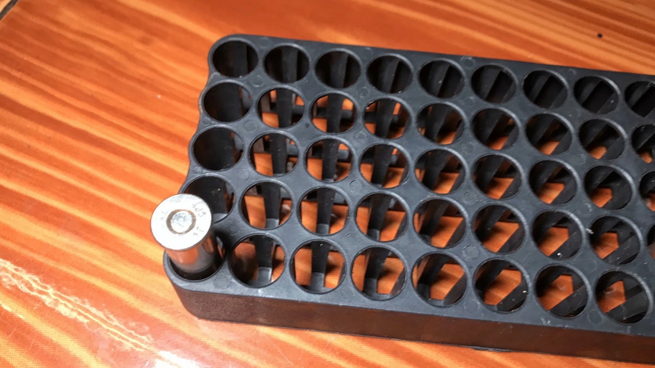 โจ๋อาชีวะชื่อดัง อวดปืนทําลั่น เข้าพุงพวกดับ โทรแจ้งว่าล้ม