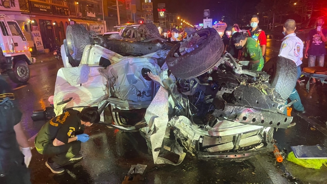 กระบะซิ่งฝ่าสายฝน พุ่งชนเกาะกลางพลิกคว่ำพังยับ เจ็บ 2 ราย