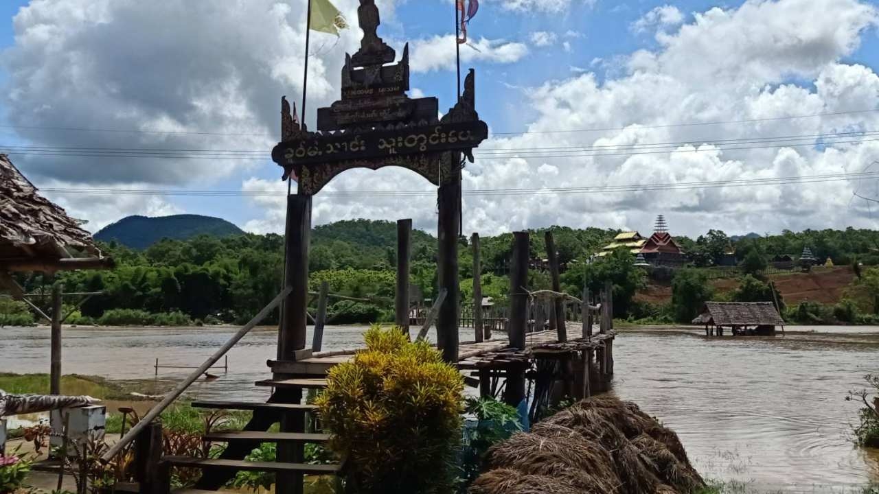 แม่ฮ่องสอนฝนไม่หยุด ทำห้วยแม่สะงาล้นท่วมไร่นาหลายร้อยไร่ ริมสะพานซูตองเป้