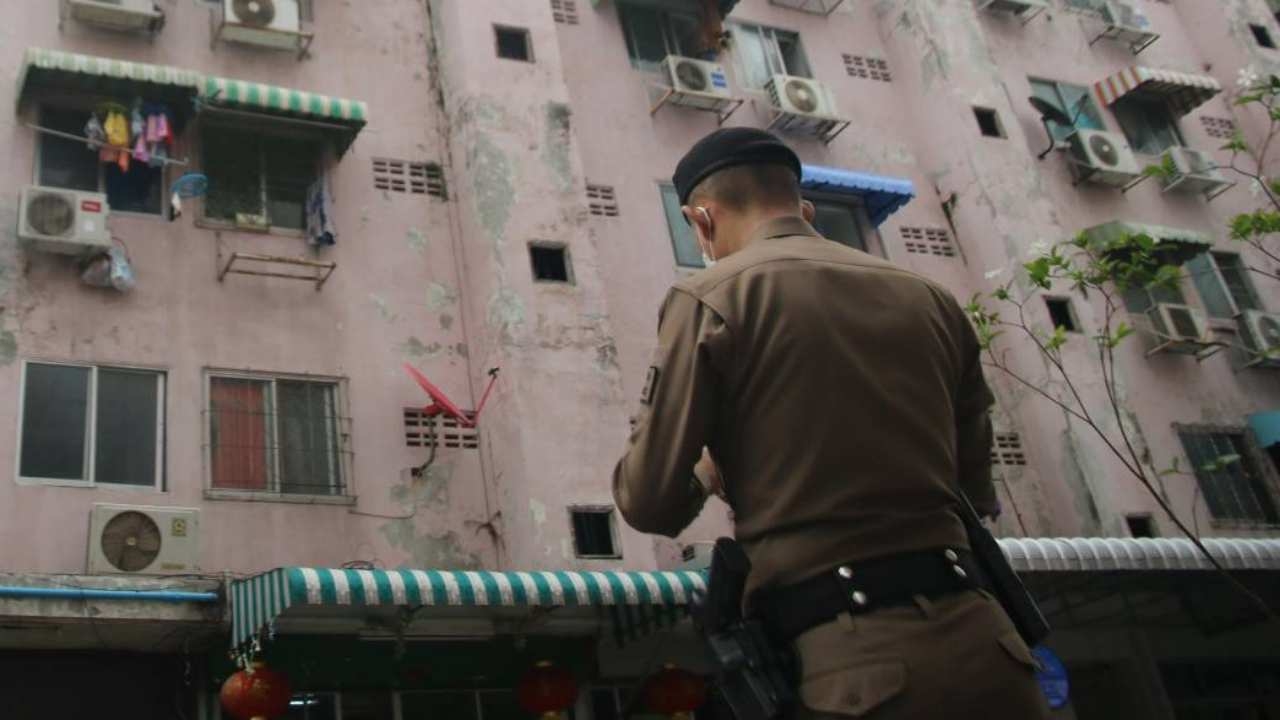 ตร.ช่วยหญิงคลั่งจับลูกเป็นตัวประกันขังในห้อง ก่อนเข้าชาร์จคุมตัวได้ปลอดภัย