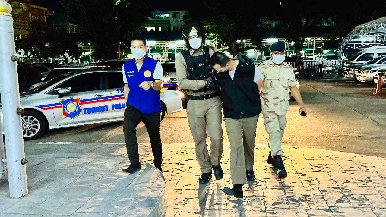 ด.ต.ท่องเที่ยวแจ้งความฝ่ายปกครอง ล้อมจับ ปืนจี้ กล่าวหารีดเงินร้านเหล้า