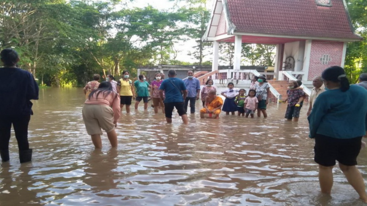 พระเดือดร้อน น้ำป่าไม่มีที่ไป ไหลท่วมวัดนาน 2 เดือนจนเน่าเหม็น  