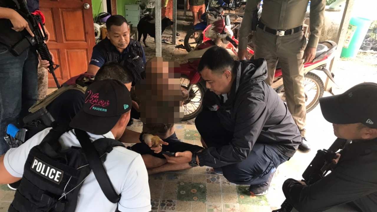 ตร.บุกจับมือปืนยิงสามพี่น้องตาย 1 เจ็บ 1 ที่ อ.พะโต๊ะ หนีมาหลบที่ระโนด