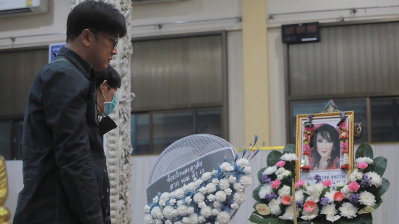 ประมวลภาพพิธีรดนำ้ศพ ซันนี่ ยูโฟร์ บรรยากาศโศกเศร้าอาลัย