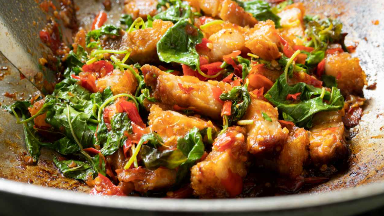 กะเพราหมูกรอบหมดแล้วครับ สิ้นเสียงถูกถีบใบหน้า หงายหลังตกเก้าอี้