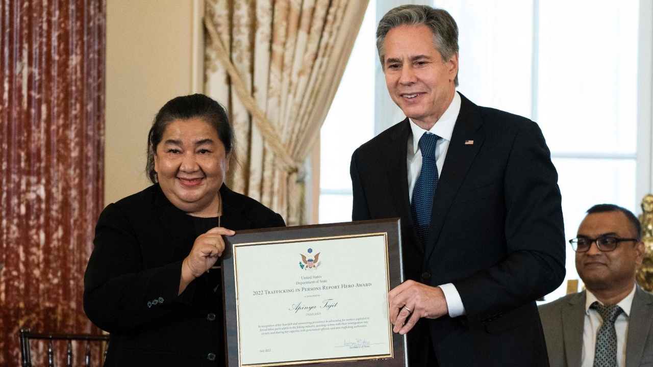 สหรัฐฯ ปรับไทย ขึ้น ‘เทียร์ 2’ ค้ามนุษย์ มอบรางวัลหญิงไทยช่วยเหยื่อประมง