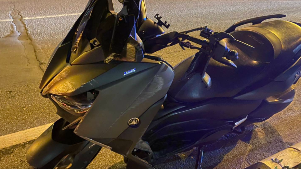 ตำรวจ อคฝ.ซิ่ง จยย.แหกโค้งชนแบริเออร์ หัวฟาดฟุตปาท ดับคาสนิทจมกองเลือด