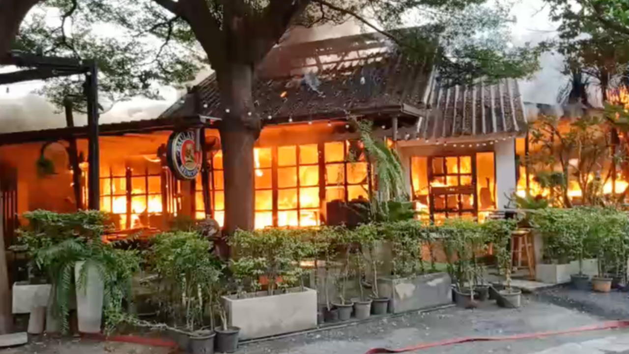 เพลิงไหม้ มูดดี้บาร์ ร้านอาหารย่านสุขสวัสดิ์ วอด คาดไฟช็อตจากหลังเวที 