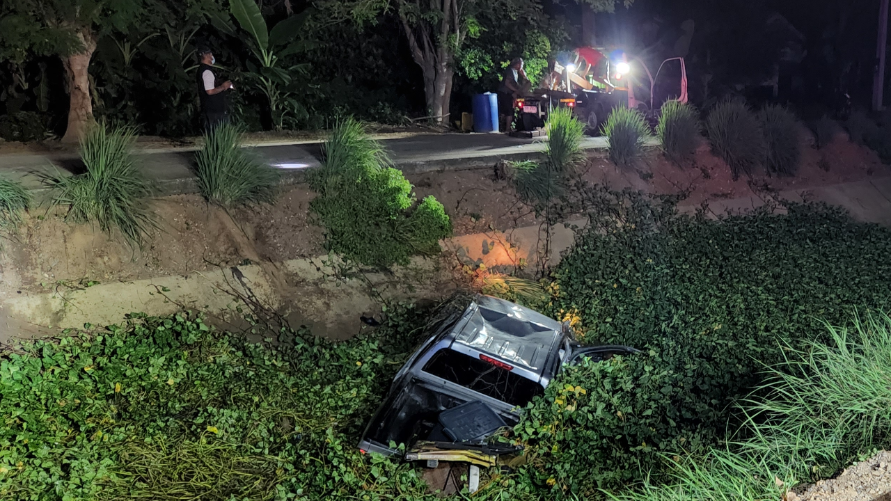 กระบะเสียหลัก ตกคลองชลประทาน คนขับสาหัสสุดยื้อเป็นศพ ตำรวจคาดไม่ชินทาง
