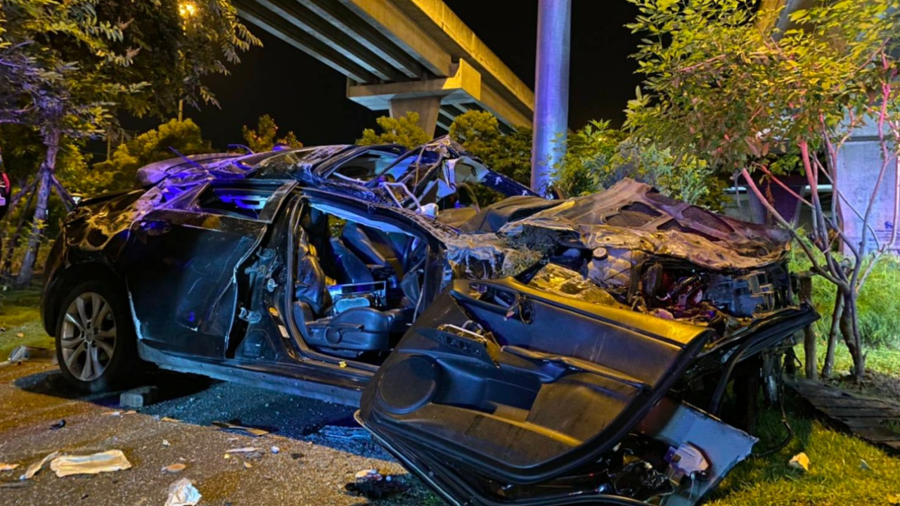 สาวพีอาร์เลิกงานดึก ซิ่งมาสด้า 3 ตกทางด่วนหวิดดับ