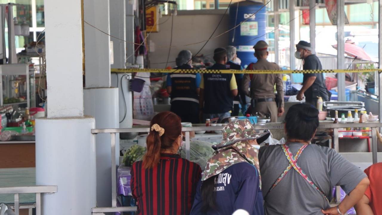 ผัวหึงโหดคว้ามีดปาดคอเมียดับคาร้าน ก่อนเชือดตัวเองสาหัส หวังหนีความผิด