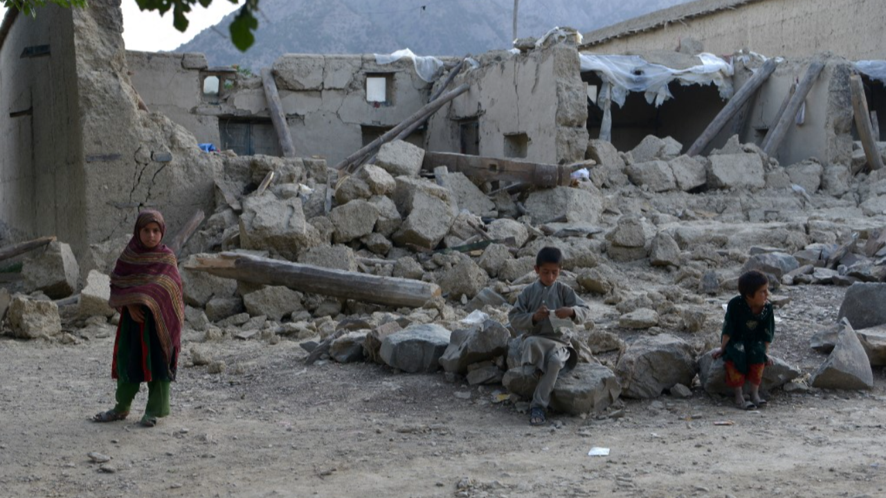 แผ่นดินไหวเขย่าอัฟกานิสถาน บ้านเรือนพังราบ บาดเจ็บนับสิบราย  
