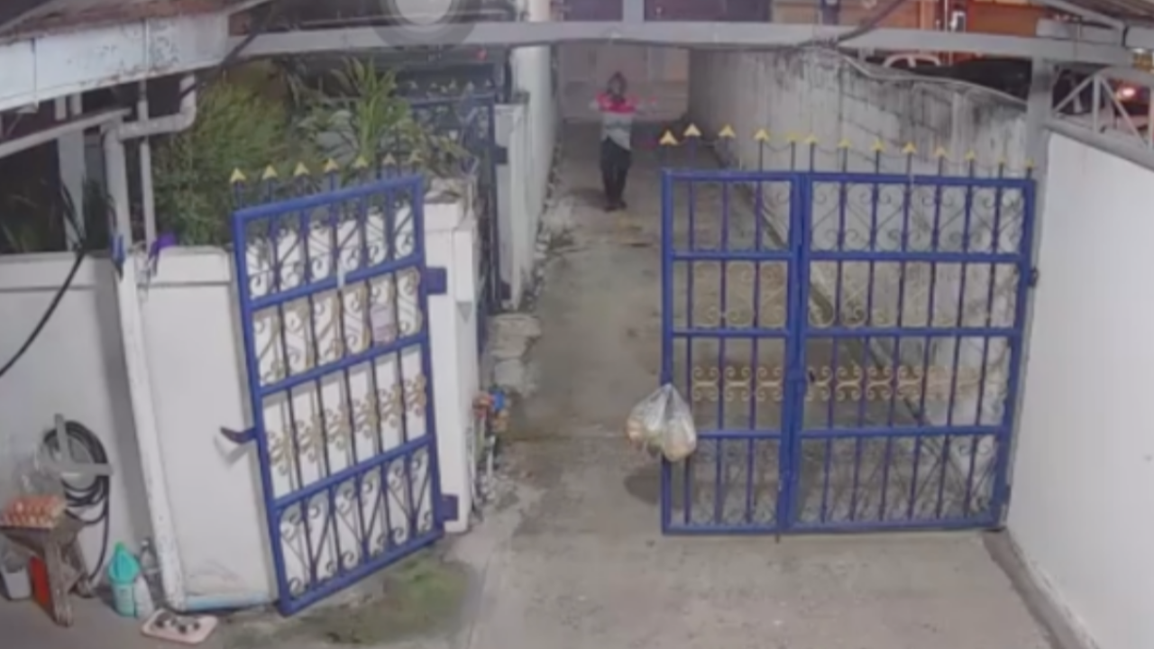 น่ารักเกินปุยมุ้ย ไรเดอร์มาส่งของให้ลูกค้า อารมณ์ดีเดินเต้นตั้งแต่ปากซอย