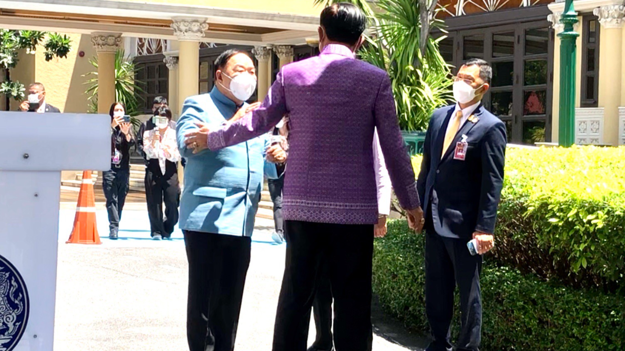 “พี่ป้อม-น้องตู่” แตะแขน-แตะไหล่ ให้กำลังใจโชว์สื่อ หลังปิดห้องคุยลับ 