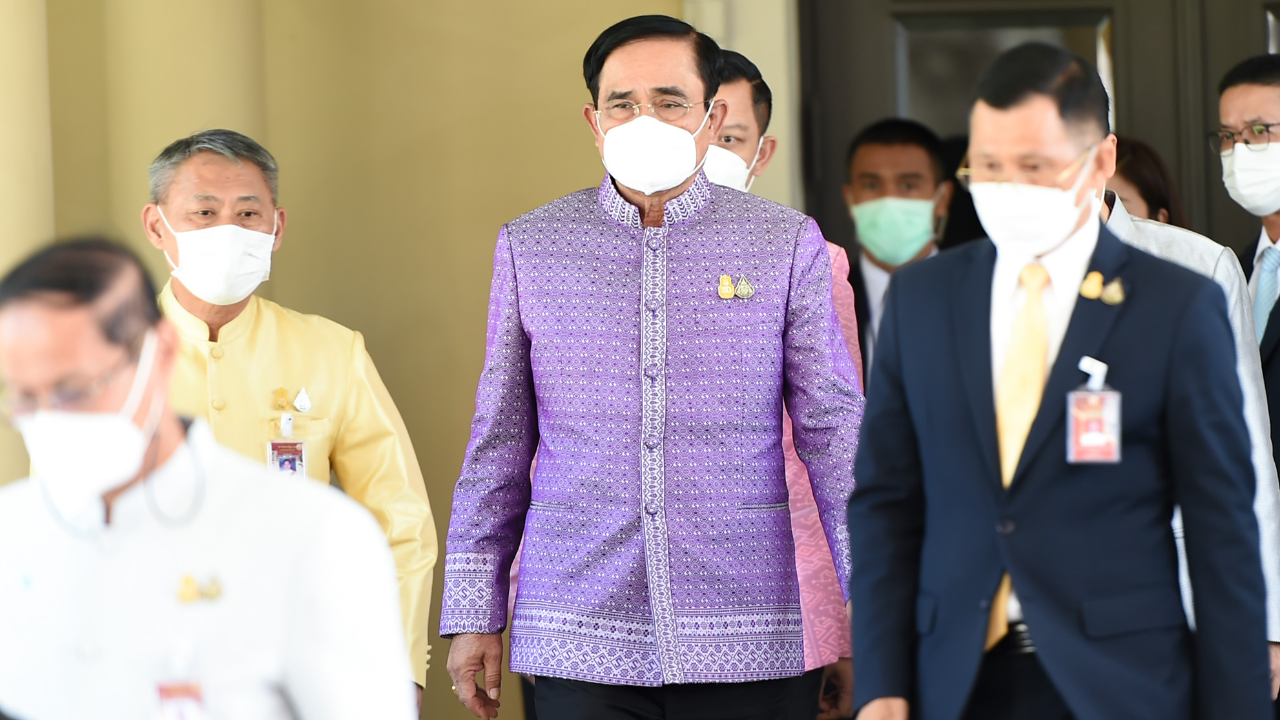 “บิ๊กตู่” ชู นิ้วโป้ง ให้กำลังใจ รมว.ถูกซักฟอก “ชัยวุฒิ-สันติ” มั่นใจ