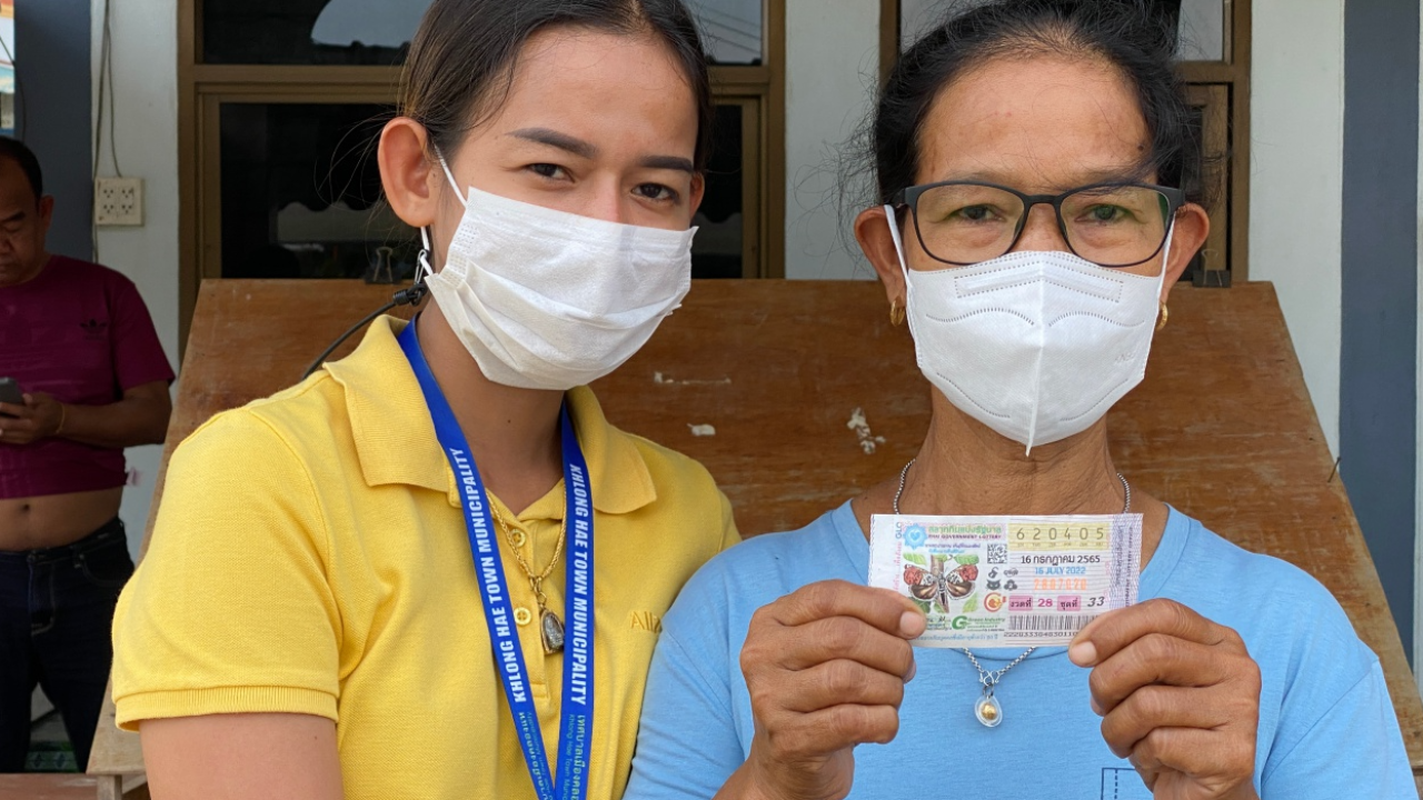 แม่ซื้อหวยแผงลูกสาว สุดเฮงถูกที่ 1 รับ 6 ล้าน ฉลองเปิดขายครบ 1 ปี 