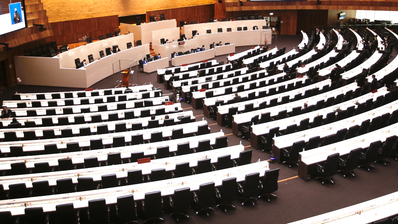 “ณัฐวุฒิ” ท้วงกลางสภาฯ รมต.ไม่อยู่ฟังอภิปรายสักคน ถามจะลาออก-ยุบสภาหรือ (คลิป)