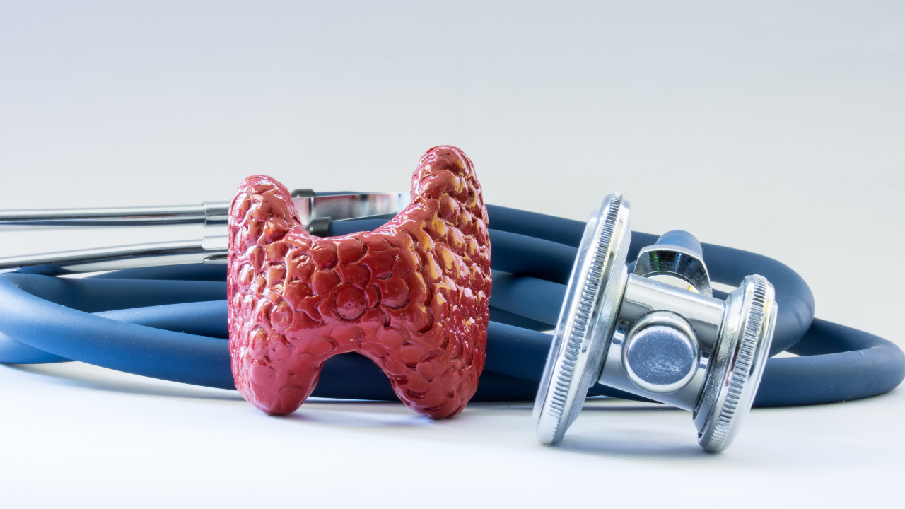 เปิดสาเหตุ "ไทรอยด์เป็นพิษ" เกิดจากอะไร อันตรายถึงชีวิตหรือไม่ ป้องกันได้หรือเปล่า