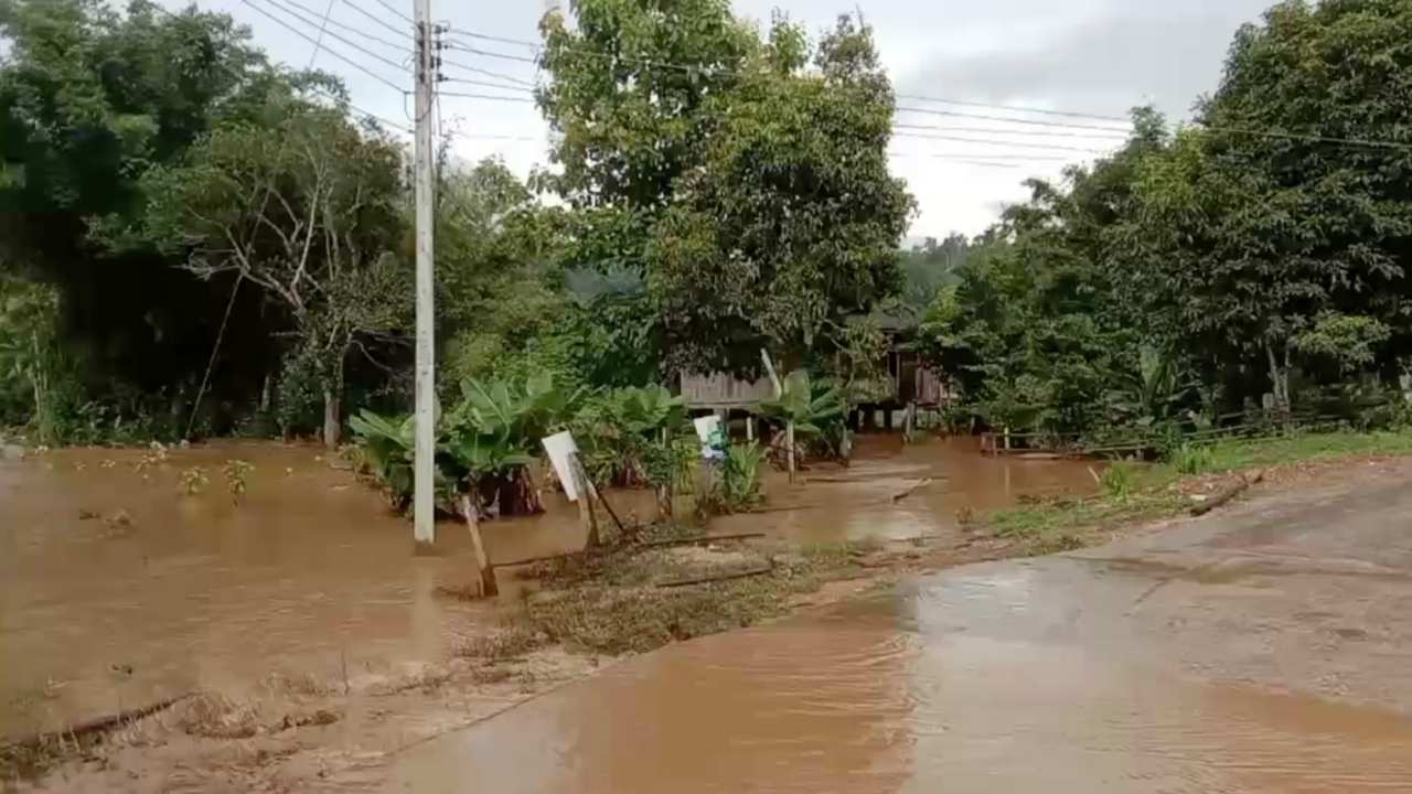 ฝนตกที่ลำปางทำน้ำป่าทะลักดอยหลวง ท่วมหมู่บ้านแม่หีด เดือดร้อนกว่า 50 หลัง