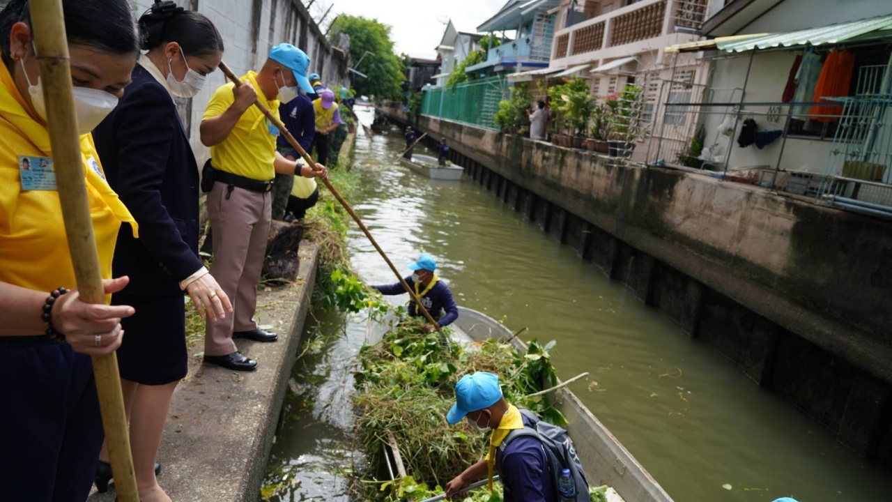 ผบ.สอ.รฝ. นำกำลังพลพัฒนาคลองวัดอรุณฯ เพื่อให้สะอาด ชุมชนสวยงามน่าอยู่