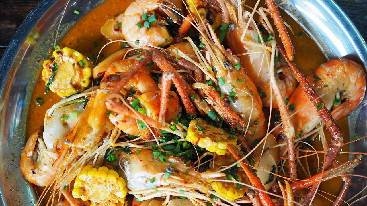 “โรงอาหารราม่า” เรโทรสไตล์ กุ้งถังอลังเว่อร์ เนื้อปลาร้าสุดฟิน