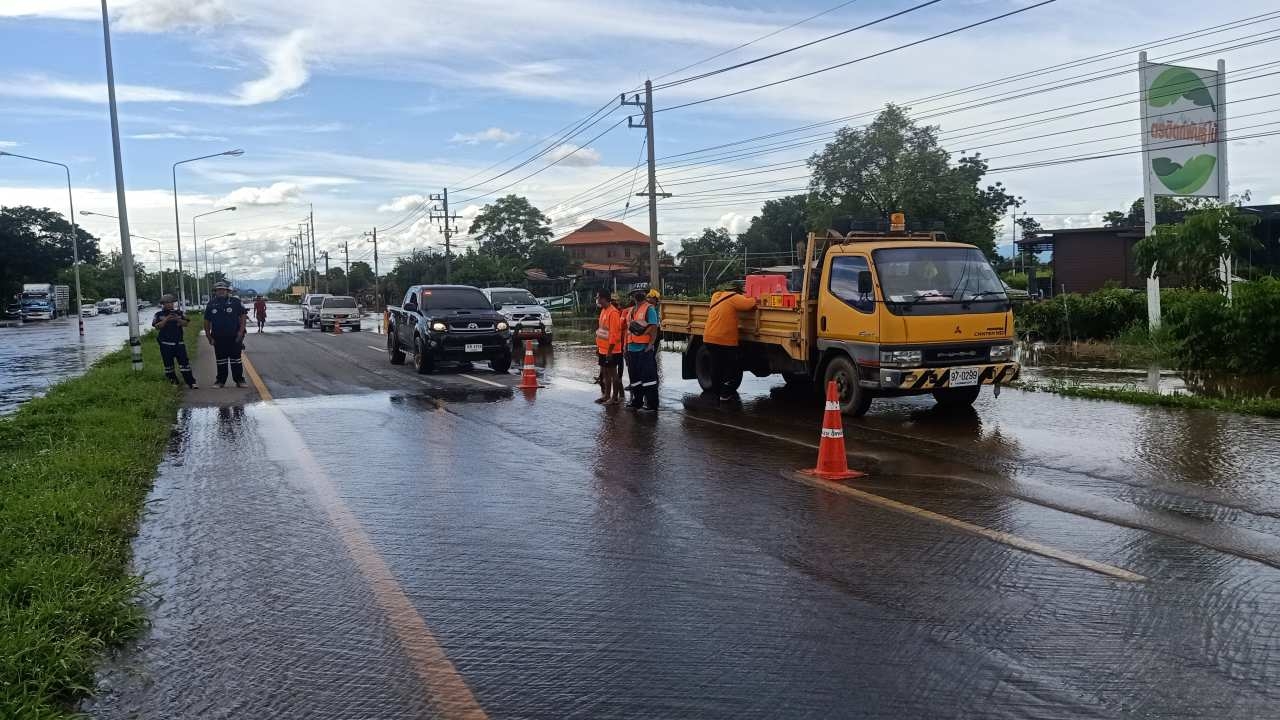 น้ำท่วมสายเอเชีย อุตรดิตถ์-พิษณุโลก กม.314-315 คาดคืนนี้จะแห้งเป็นปกติ