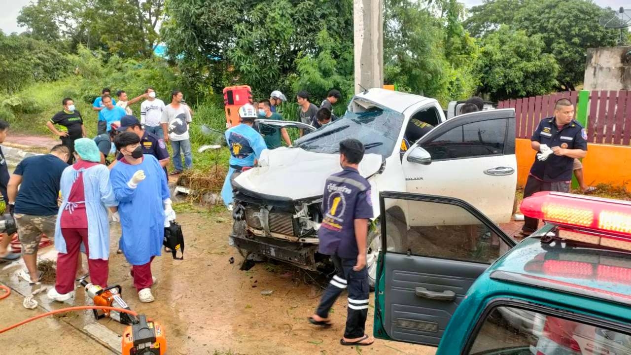 กระบะฝ่าฝนลื่นเสียหลักอัดเสาไฟริมถนนสาย 315 ที่พนัสนิคม ตาย 1 บาดเจ็บ 3
