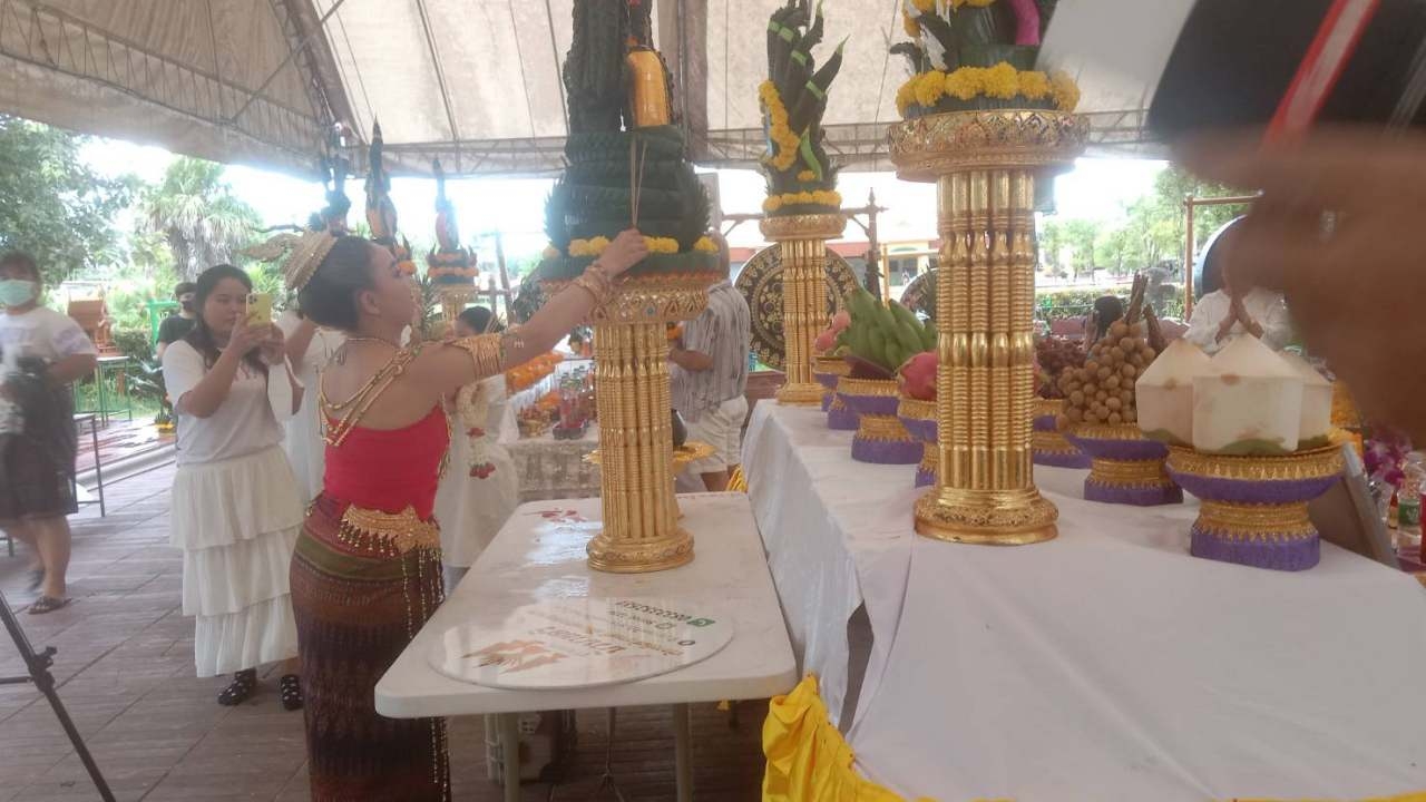 "ลูลู่" รำถวายพ่อปู่ แม่ย่า ที่คำชะโนด คอหวยไม่พลาดส่อง "เลขเด็ด" ในขันน้ำมนต์