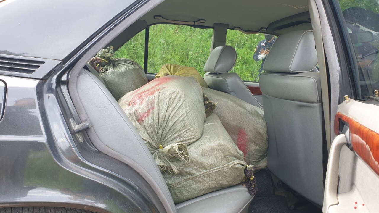 ซิ่งเบนซ์แหกด่าน ตร.ไล่สกัดจับ คนขับทิ้งรถหนี พบซุกยาบ้า 1.05 ล้านเม็ด