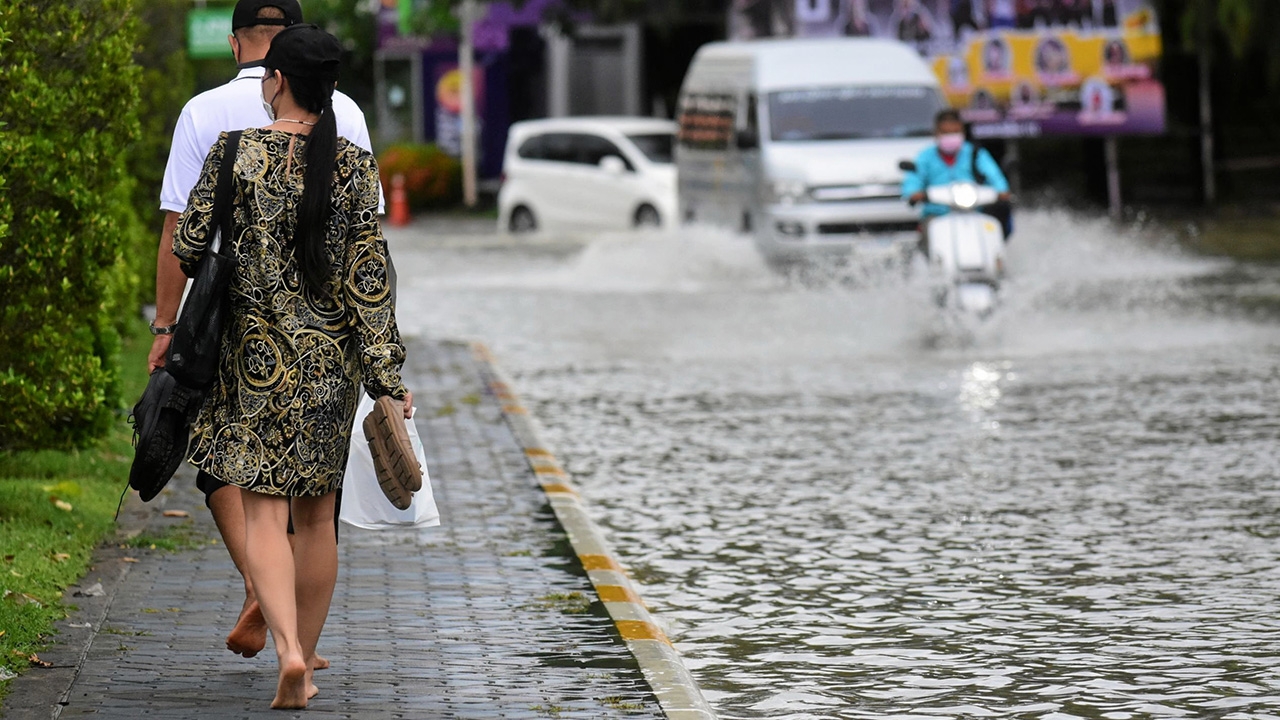 พิษฝนถล่ม กทม. จมบาดาล  “ชัชชาติ” รับหนักสุด! เร่งเดินเครื่องสูบน้ำ (คลิป)