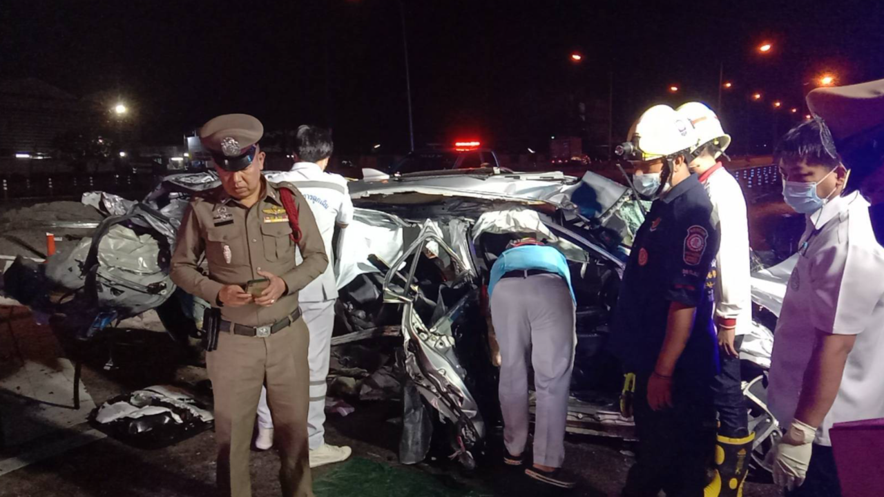  "ประสานงาตาย 1" เก๋งข้ามเลนมาชนกระบะ สลดสาวคนขับ เป็นศพคาซาก 