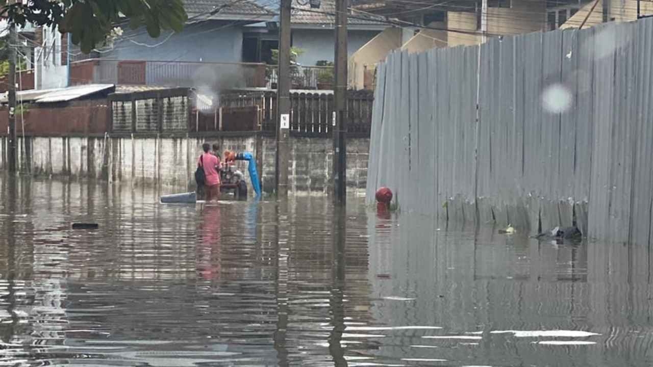 ฝนถล่มกรุง เช้านี้หลายพื้นที่การจราจรติดขัด แฮชแท็ก #น้ำท่วม พุ่งติดเทรนด์